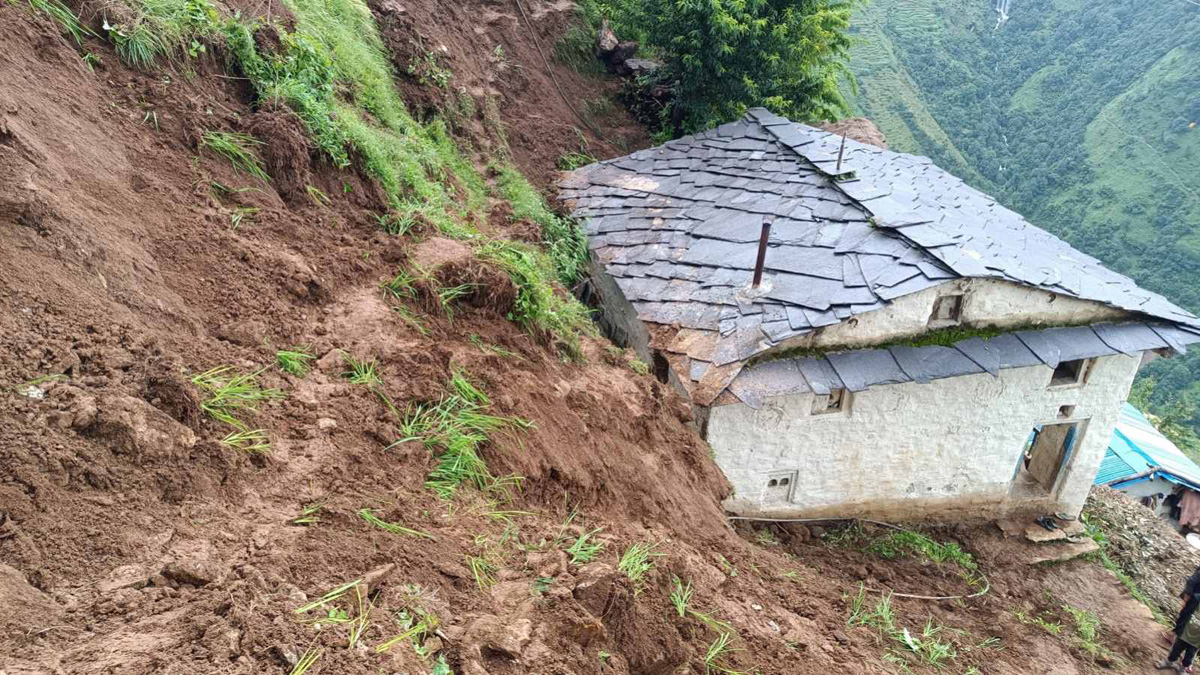 पहिरोले दुई घरमा क्षति, दुई घर जोखिममा 